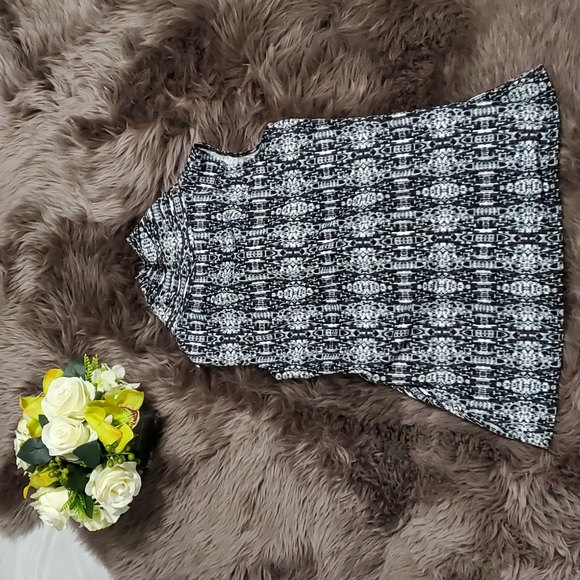 Black White Gray Sleeveless Top with Scarf in Front - Picture 2 of 4